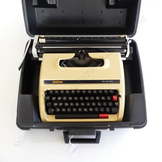 1960S BROTHER TYPEWRITER IN ORIG CONDITION IN CASE 