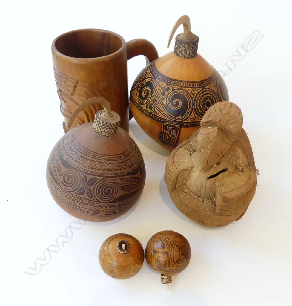 6 ASST. TRIBAL PCES; 4 GOURDS, TIKI CUP H.200mm, CARVED HUSK FIGURE Image 1++