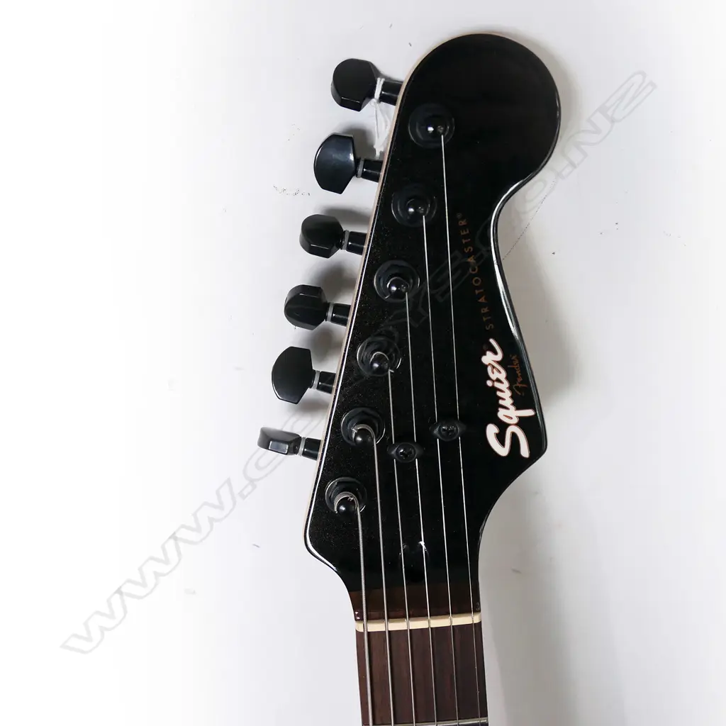 SQUIER STRATOCASTER ELECTRIC GUITAR BY FENDER IN HARD CASE Image 1++