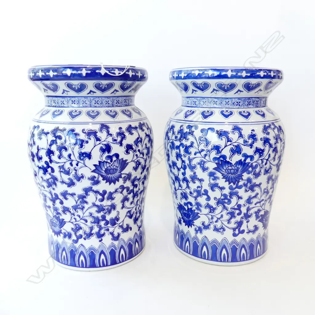 PR ORIENTAL B/W STOOLS H.400mm Image 1++