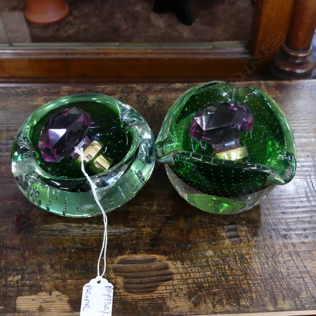 2 GREEN ART GLASS BOWLS 125m dia + PR PINK GLASS DOOR KNOBS Image 1++