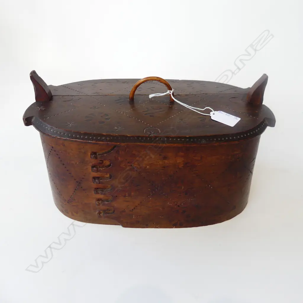 VINTAGE DECORATIVE EUROPEAN WOODEN BOX SPLIT TO LID 310mm Image 1++