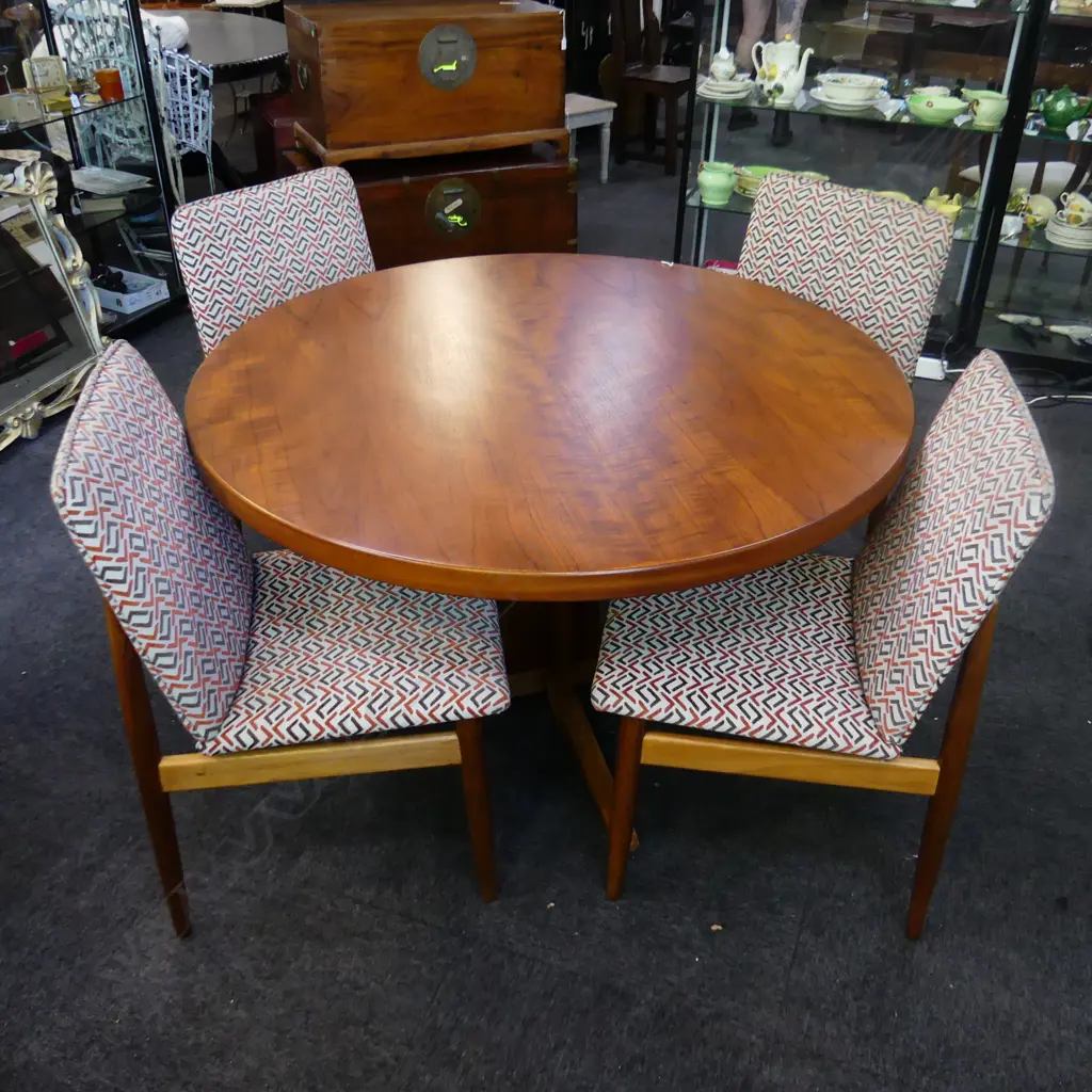 RETRO TABLE 1215mm dia + 4 PARKER SLAB BACK CHAIRS Image 1++