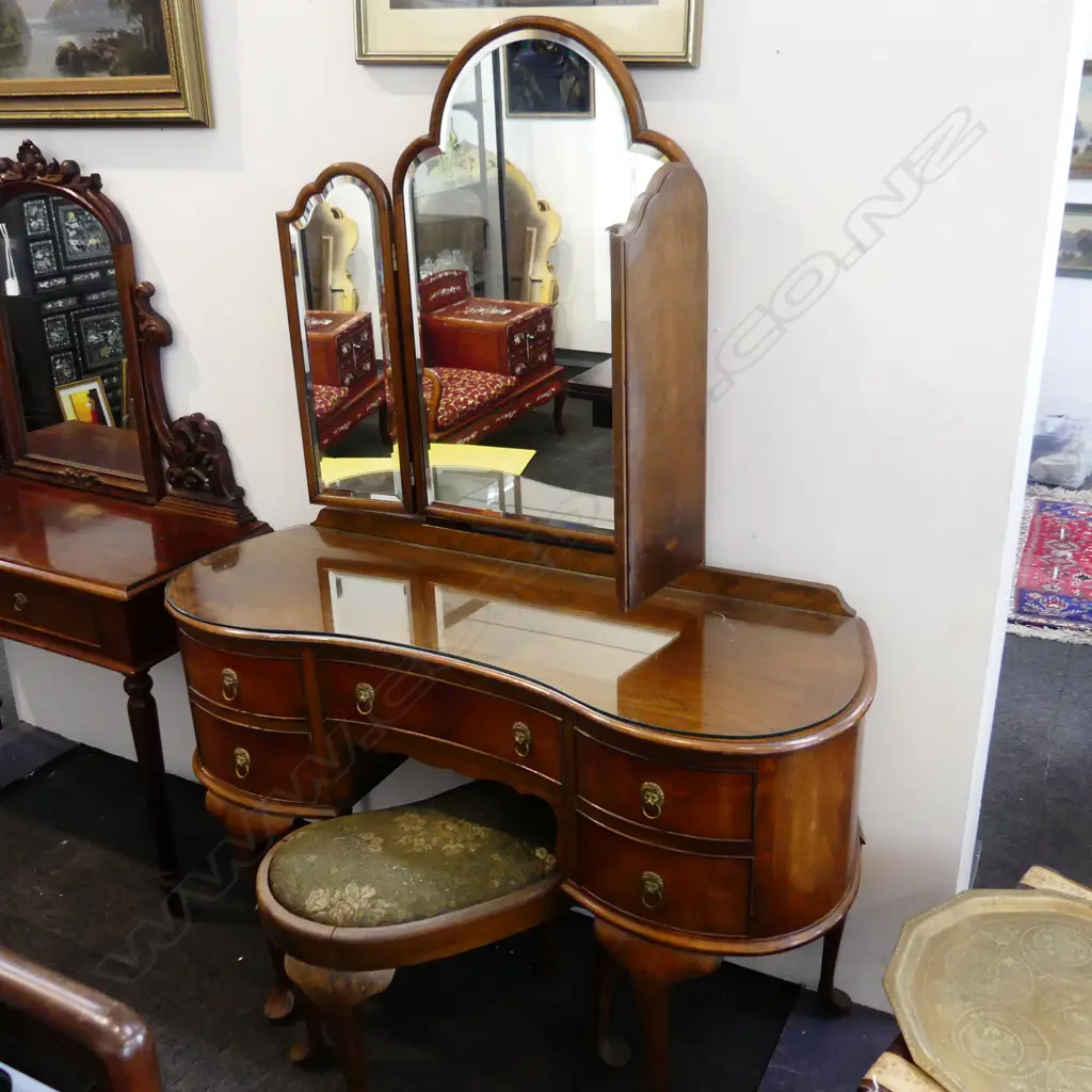 ENGLISH MAHOGANY VANITY WITH ATTACHED MIRROR WITH STOOL Image 1++