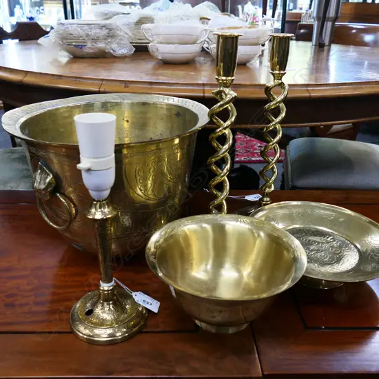 6 PCES BRASS; LG BUCKET H.205mm, PR CANDLESTICKS H.310mm, LAMP, BOWL, DISH