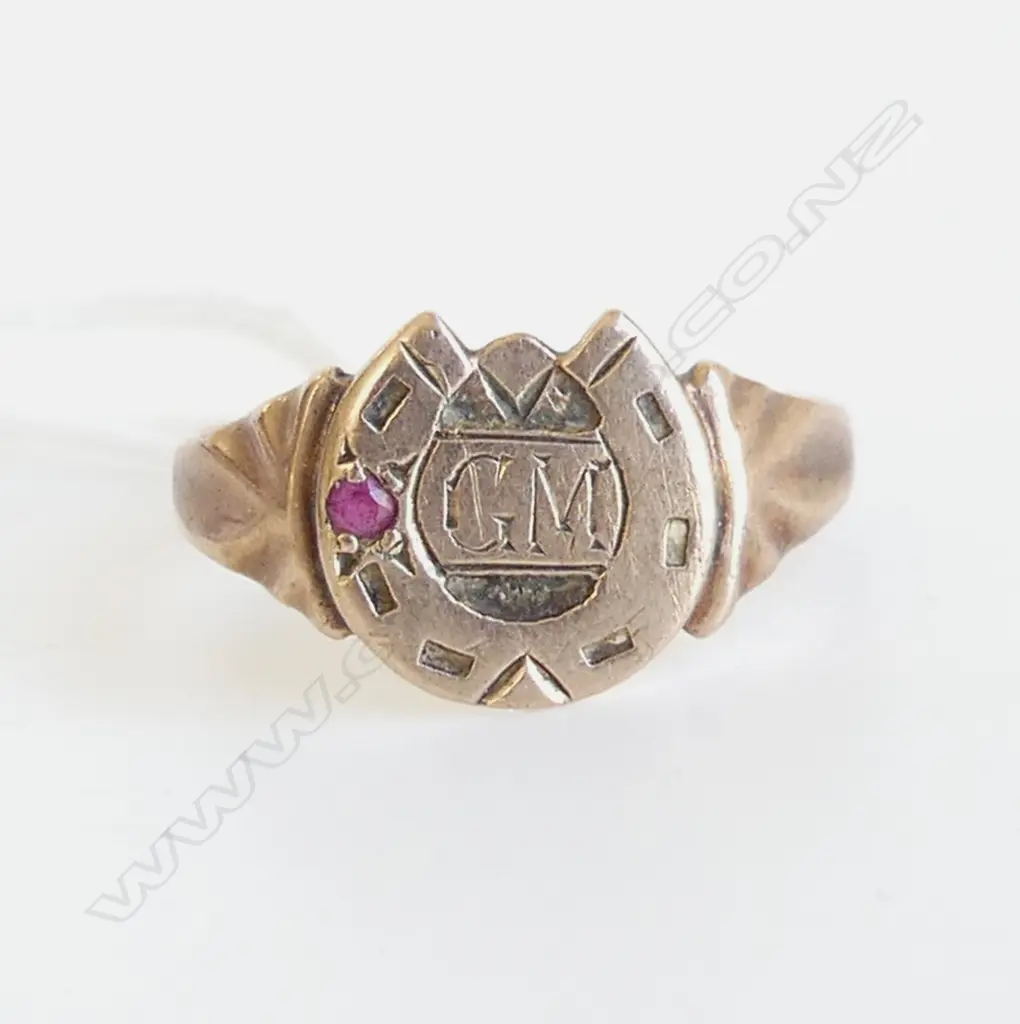 OLD 9ct GOLD horse shoe form SIGNET RING set w red stone 1.94gms Image 1++