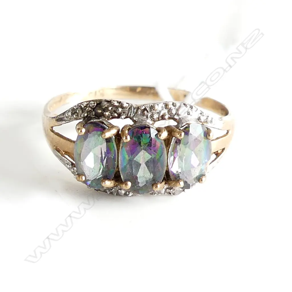 9CT 3 STONE RING 1.33gms  SIZE O Image 1++