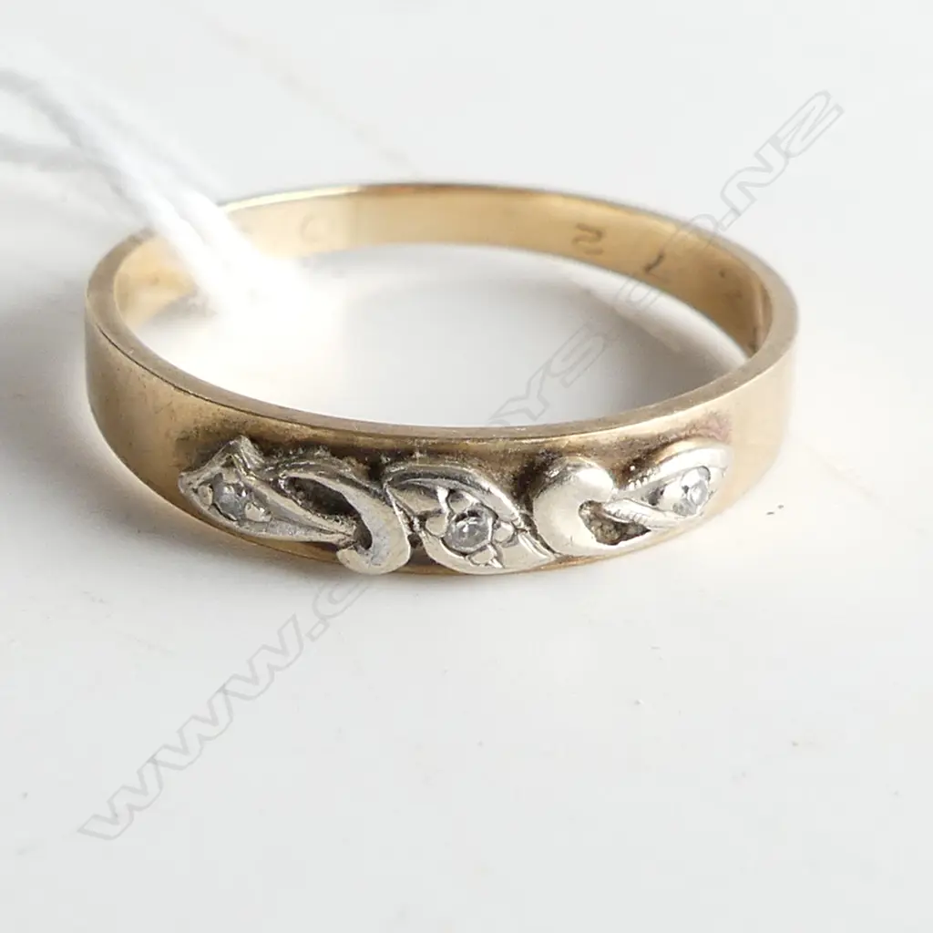 9ct BAND RING with 3 SMALL DIAMONDS 1.82gms  SIZE P Image 1++