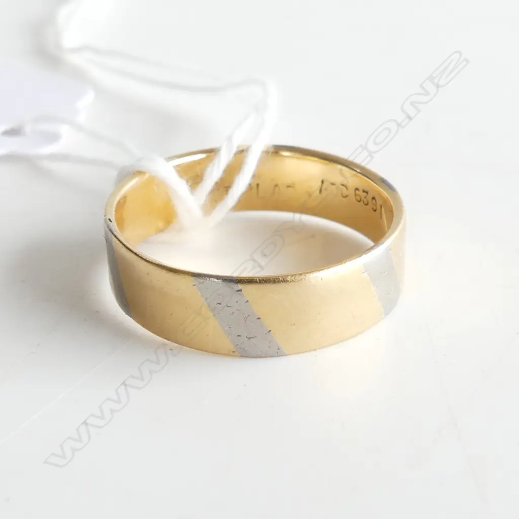 18ct YELLOW & WHITE GOLD STRIPED BAND RING 4.24gms SIZE P 1/2 Image 1++