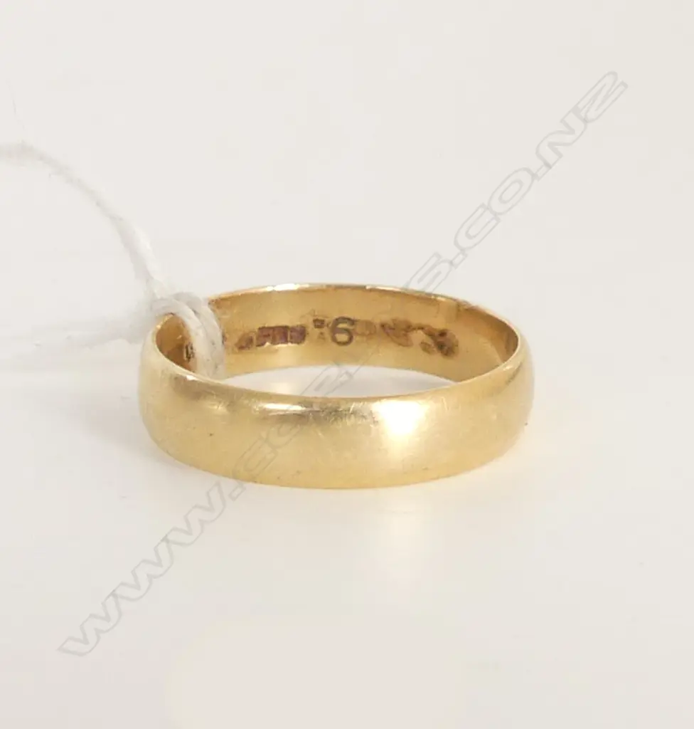 18ct GOLD BAND RING 4.3gms SIZE T Image 1++