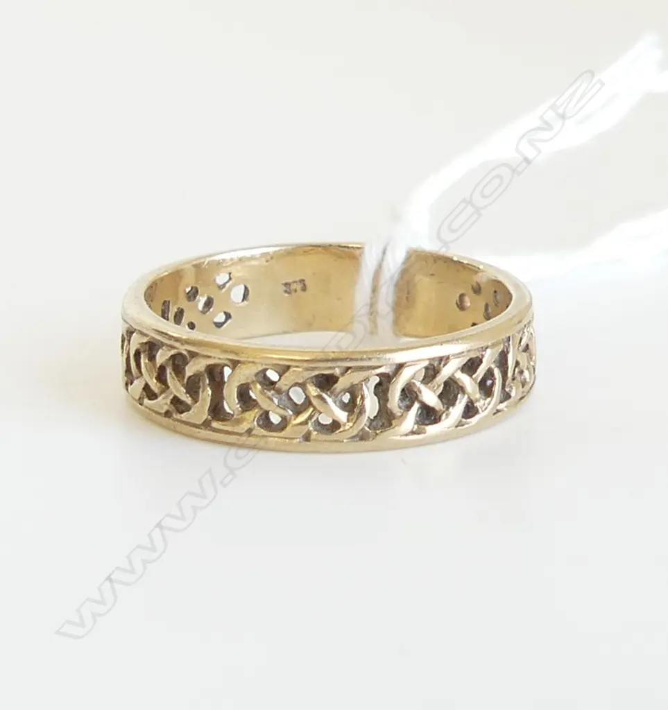 9ct BAND RING CELTIC KNOTT PIERCED DECORATION 3.25gms Image 1++