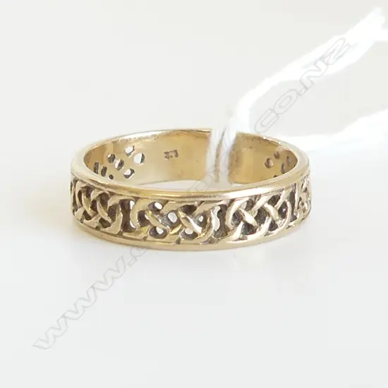 9ct BAND RING CELTIC KNOTT PIERCED DECORATION 3.25gms