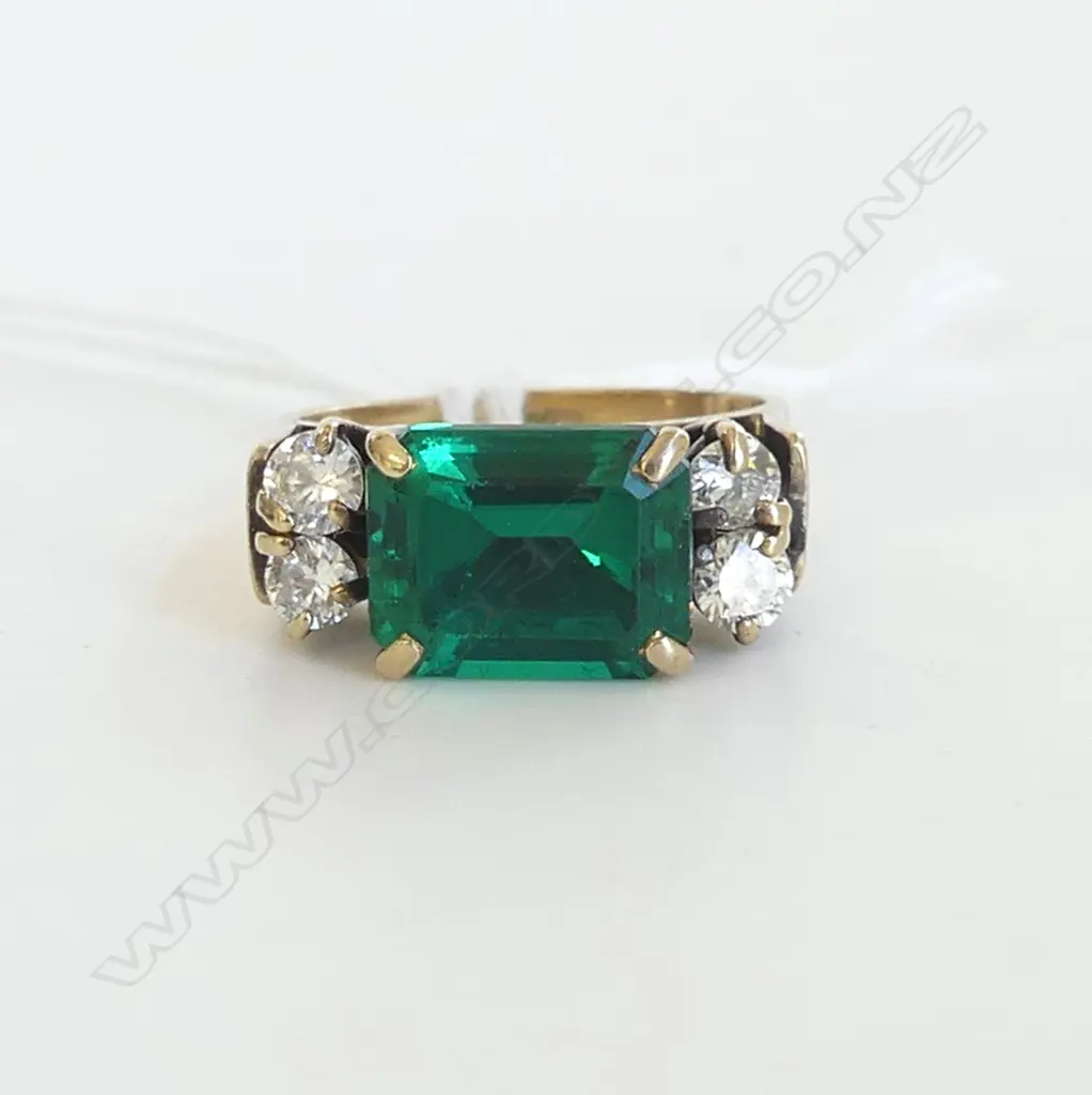 9ct Y/GOLD GREEN STONE & FAUX DIAMOND (1 STONE IS A DIAMOND) RING 4.38gms  SIZE J Image 1++