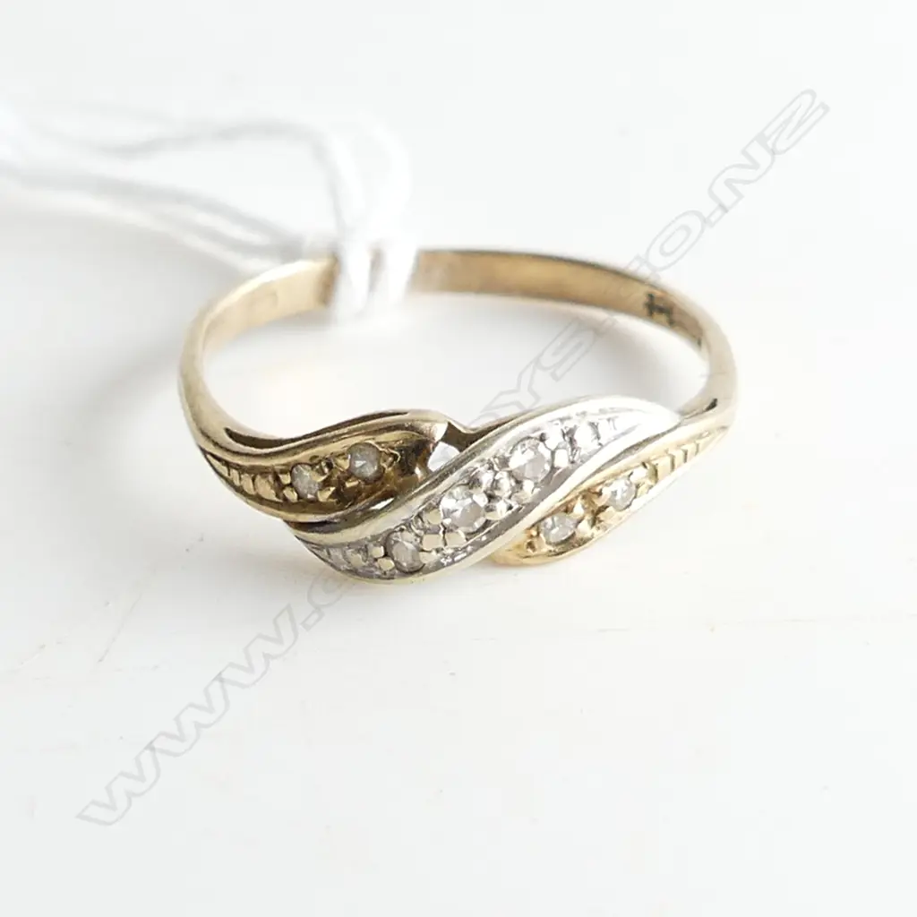 9ct GOLD & SMALL DIAMOND cross-over band RING 1.46gms Image 1++