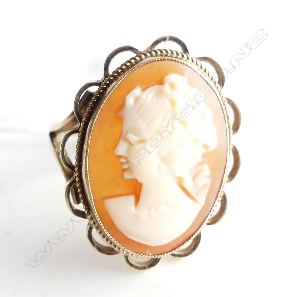 9ct GOLD FRAMED PORTRAIT CAMEO RING 3.86gms SIZE N 1/2 APPROX Image 1++