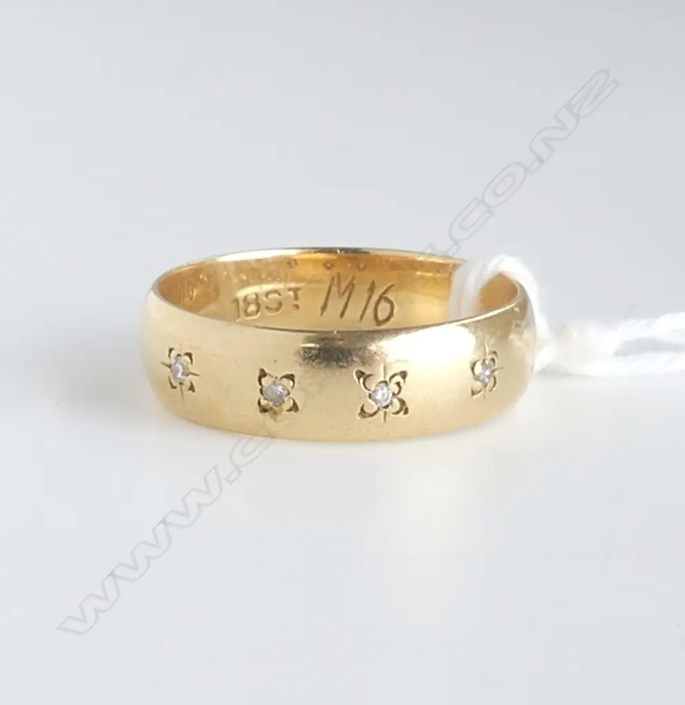 18ct GOLD BAND & 4 DIAMOND RING Gypsy style 3.94gms Image 1++