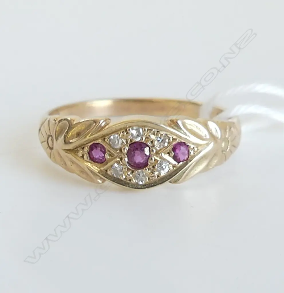 VINTAGE 9ct GOLD RUBY & DIAMOND RING 2gms  SIZE M Image 1++