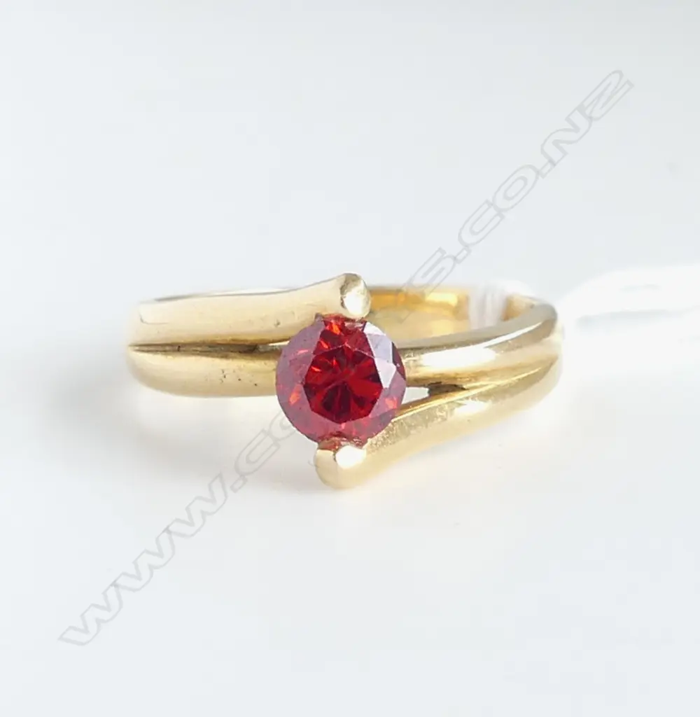 18ct GOLD & RED/ORANGE STONE RING 5.96gms Image 1++