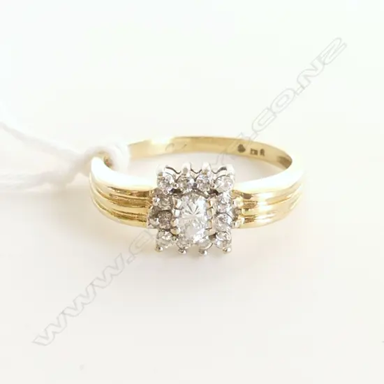 9CT Y/G  CUBIC ZIRCONIA WHITE STONE CLUSTER RING 2.42gms