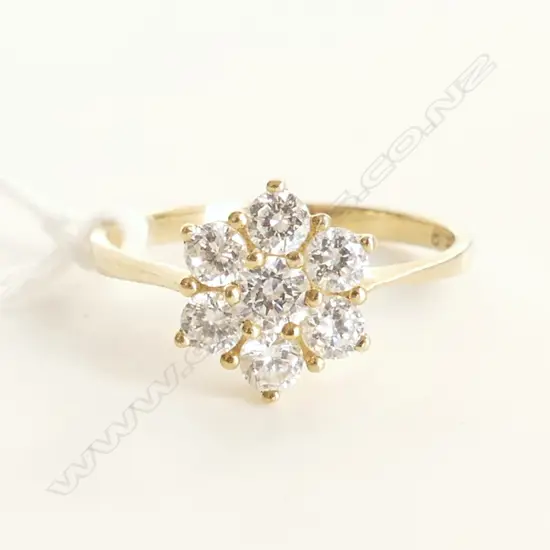 9CT Y/G & (CZ) WHITE STONE CLUSTER RING 2gms SIZE P