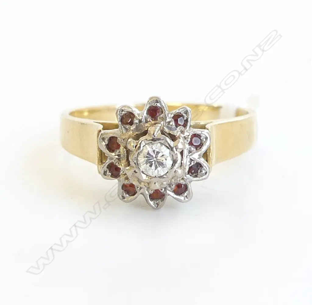 18CT TINY GARNET & DIAMOND SOLITAIRE RING 4.95gms SIZE P 1/2 Image 1++