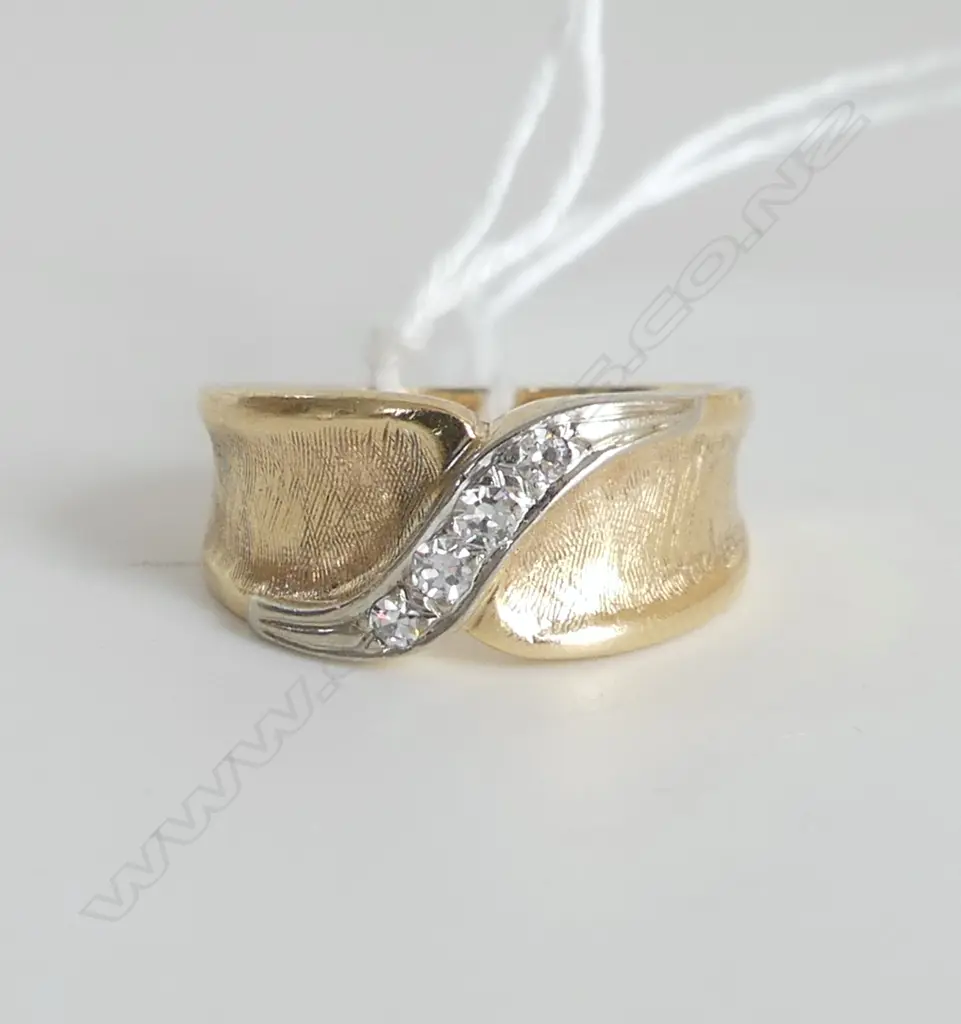 14CT GOLD & 4 DIAMOND RING cross-over style 5.6gms Image 1++