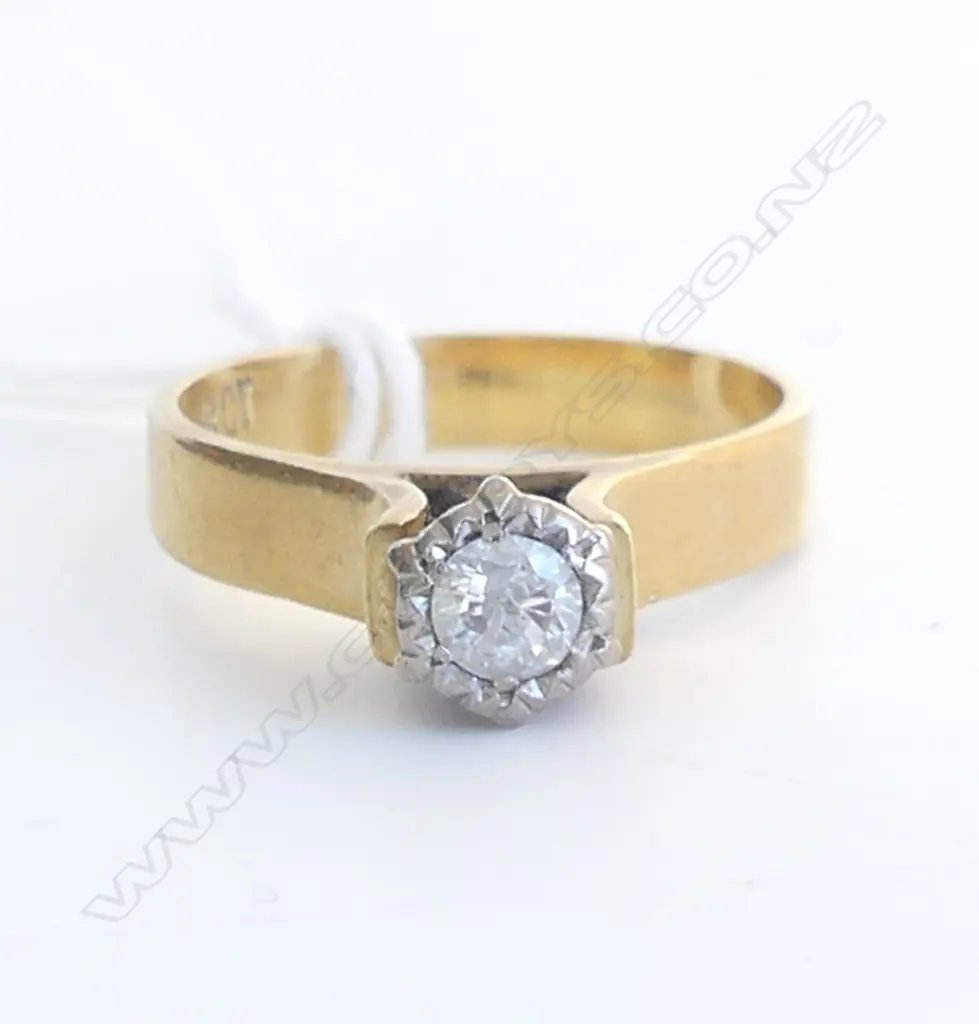 18CT GOLD SOLITAIRE DIAMOND RING  4 grams Image 1++