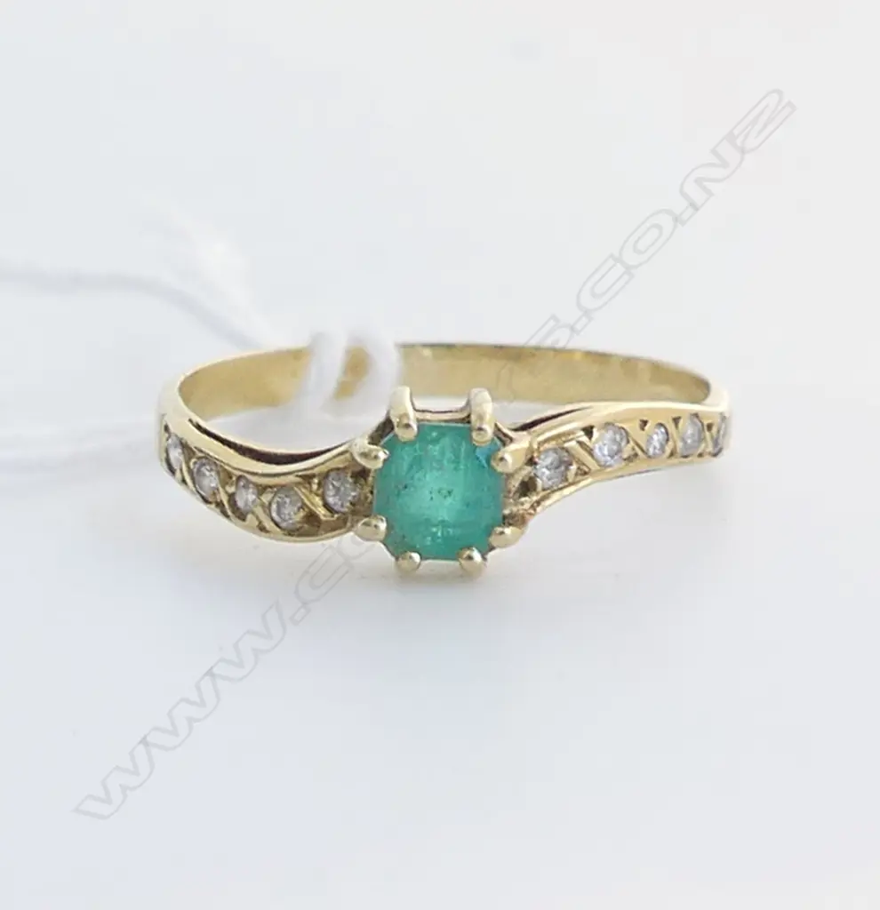 18ct GOLD EMERALD & DIAMOND RING 1.68gm  SIZE P 1/2 Image 1++