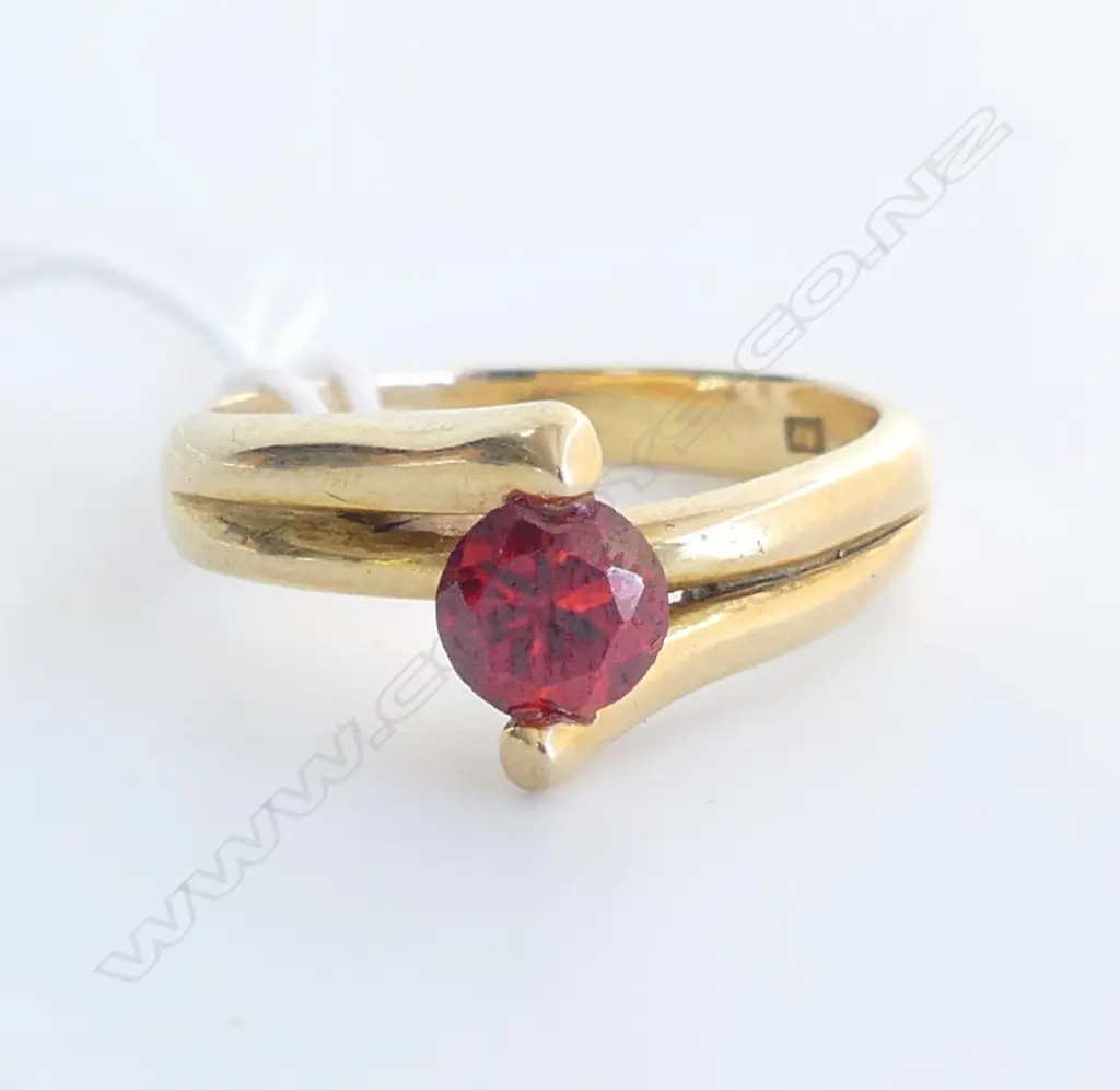 18ct GOLD EMERALD & DIAMOND RING 1.68gm  SIZE P 1/2 Image 1++