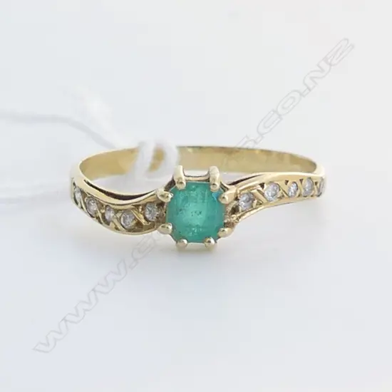 18ct GOLD EMERALD & DIAMOND RING 1.68gm  SIZE P 1/2