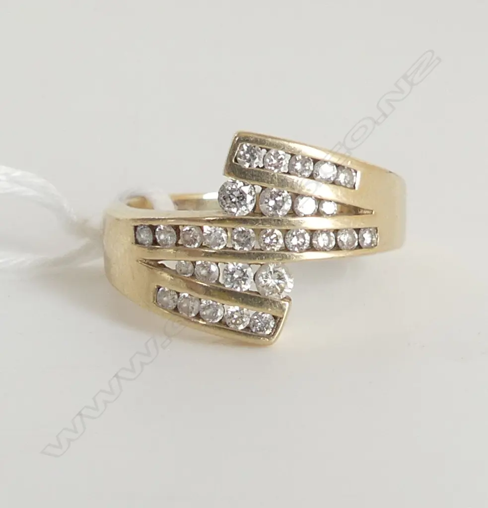 9ct GOLD & MULTI DIAMOND & MULTI CROSS-OVER MODERN BAND RING 4.4gms Image 1++