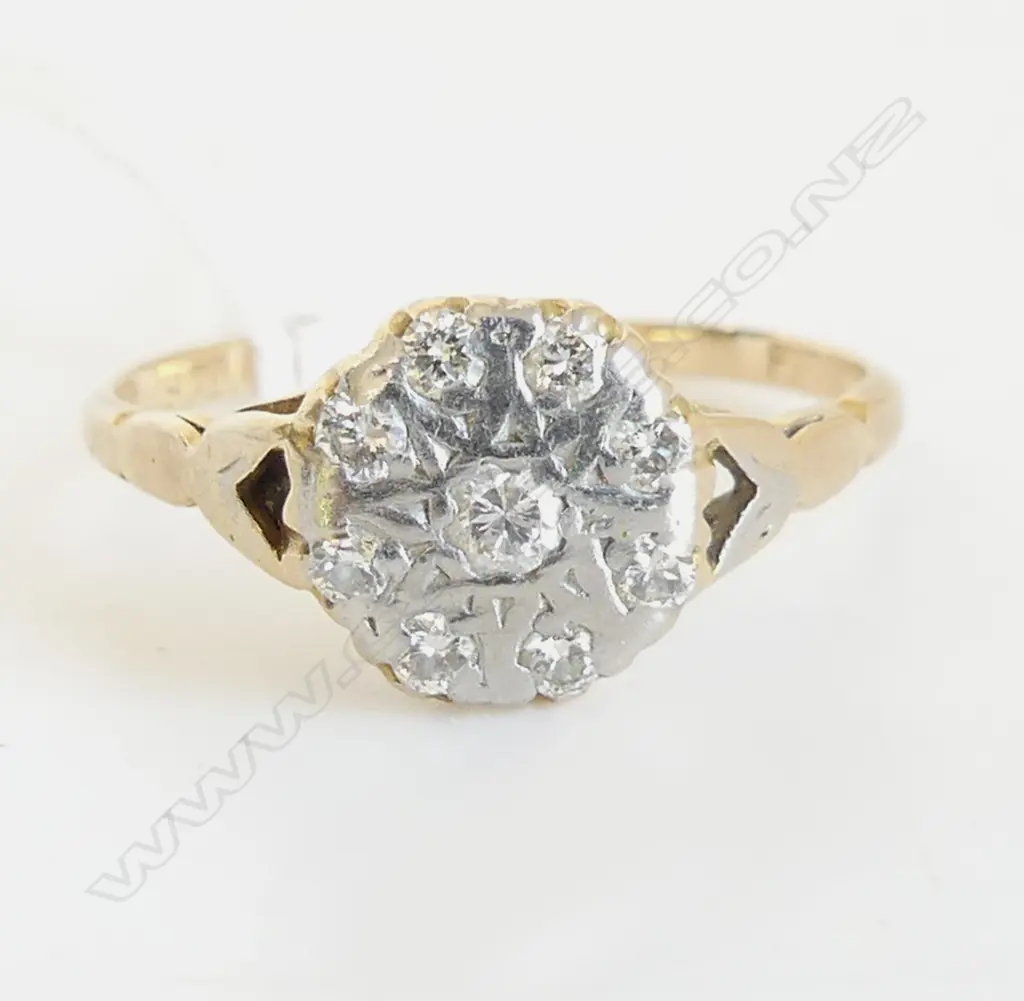 18ct GOLD & DIAMOND ART DECO CLUSTER RING circular setting 3.06gms Image 1++