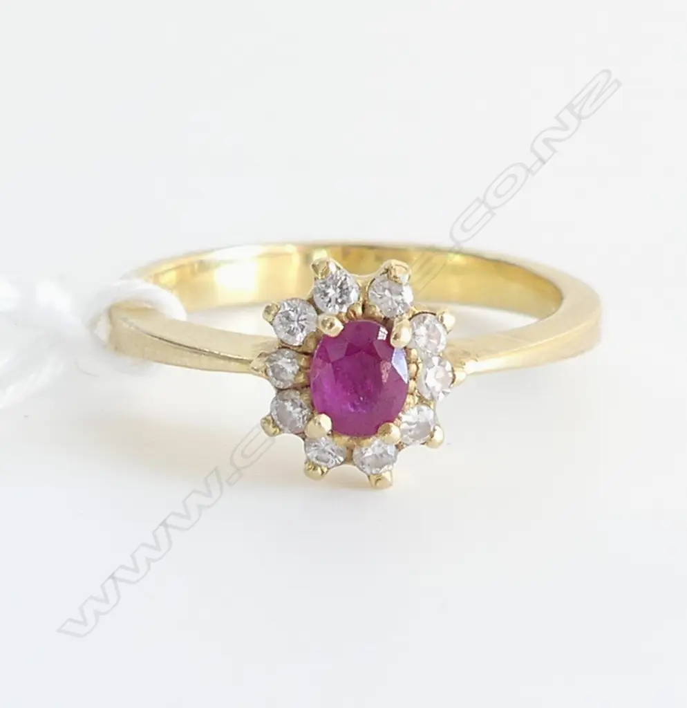 18ct GOLD RUBY & DIAMOND CLUSTER RING 3.9gms  Image 1++
