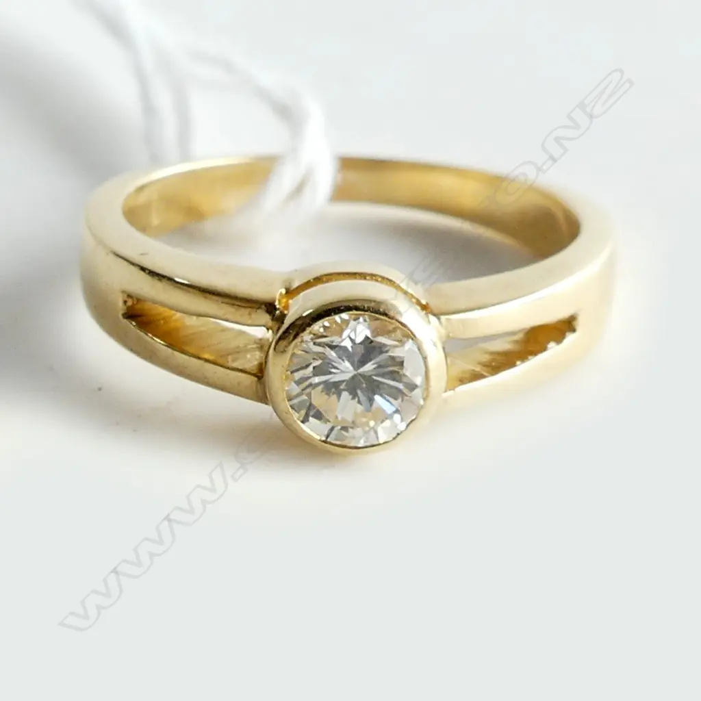 18ct GOLD 0.45ct DIAMOND K-L SI2 SOLITAIRE RING w. VALUATION 3.9gm  SIZE M Image 1++