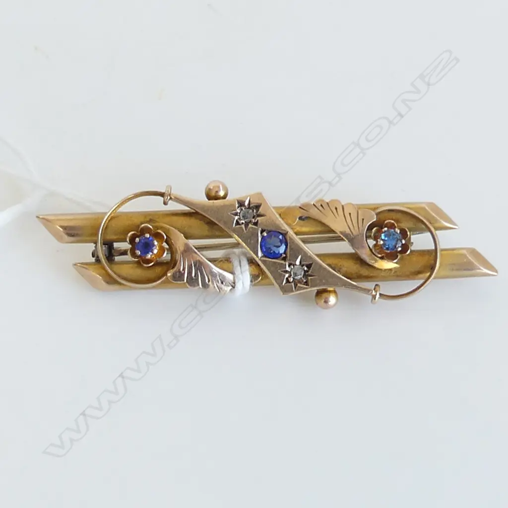 9ct GOLD & SAPPHIRE DBLE BAR BROOCH W DIAMONDS & SAPPHIRES ? 3.7gms Image 1++