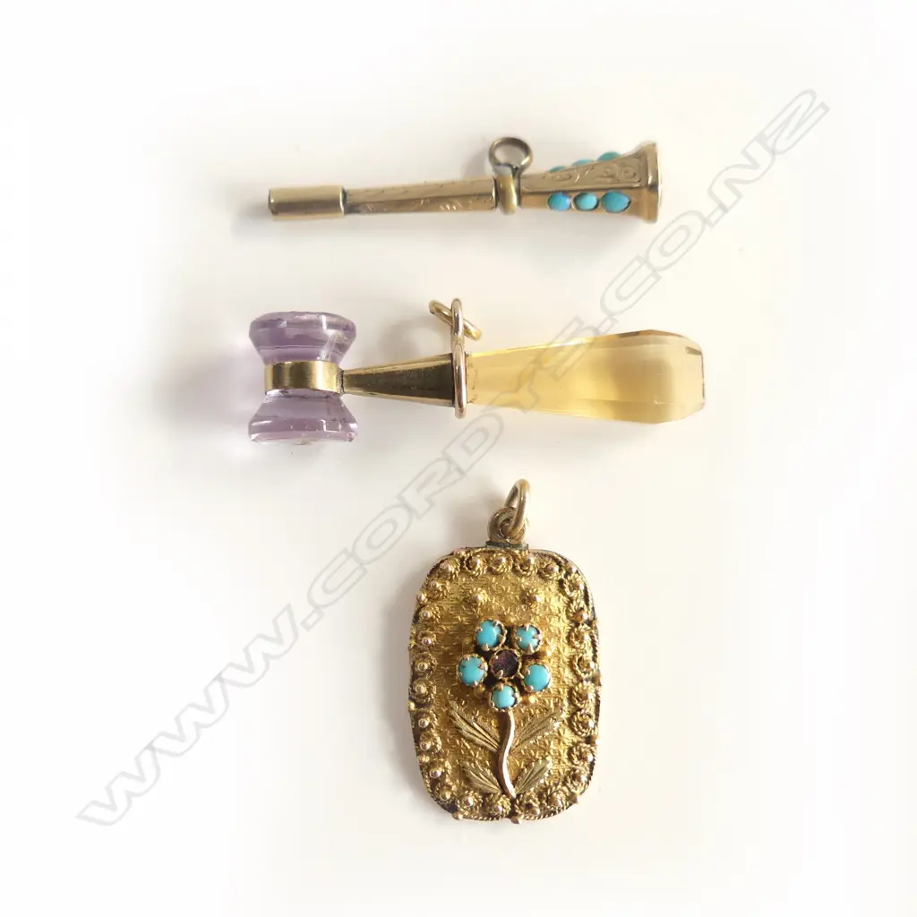 9CT PENDANT, GOLD WATCH KEY & CHARM 6.1gms Image 1++