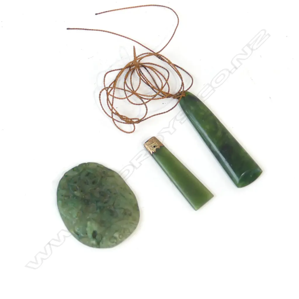 2 GREENSTONE PENDANTS L. 65 / 45mm + JADE OVAL TOKEN Image 1++