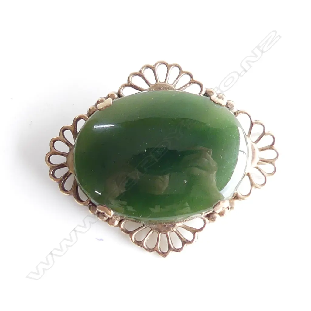 9ct GOLD & LGE POUNAMU PANELLED BROOCH 6.3gms Image 1++
