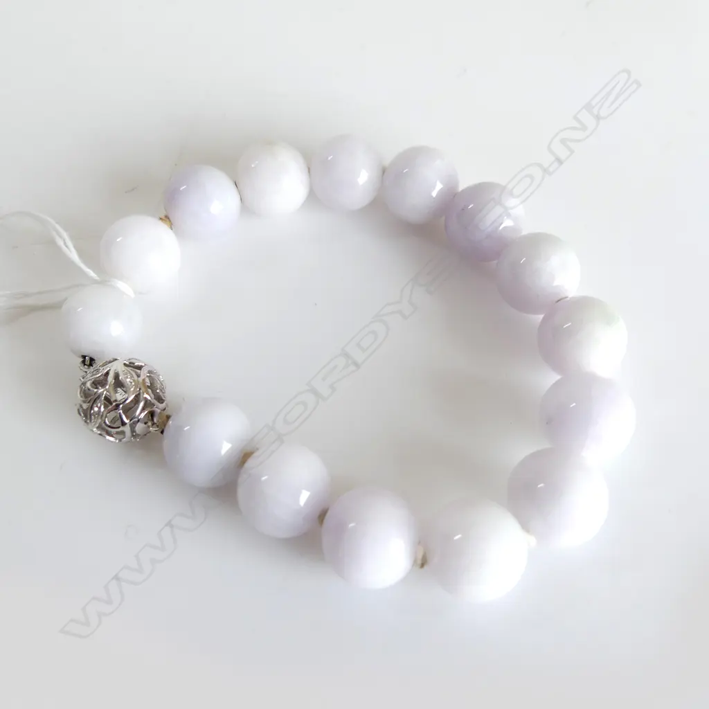 OFF WHITE JADE BEADED BRACELET w. 14CT WHITE GOLD CLASP Image 1++