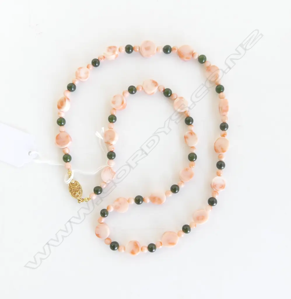 CORAL & GREENSTONE NECKLACE w. SILVER GILT CLASP L.650mm Image 1++