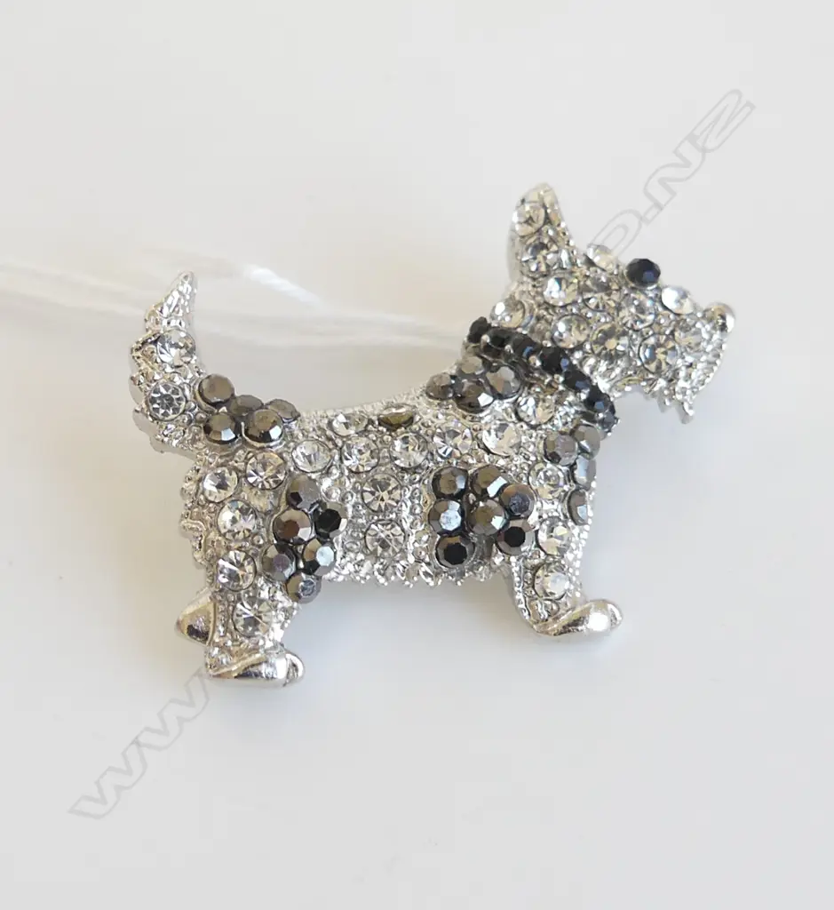 BLACK & WHITE DIAMANTE SCOTTIE DOG BROOCH  Image 1++