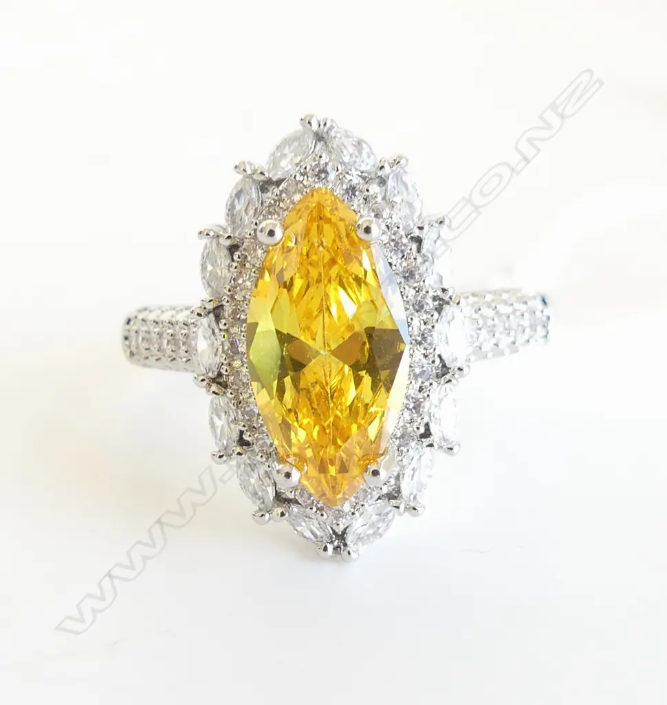 COSTUME  FAUX YELLOW DIAMOND & DIAMANTE RING, SIZE S Image 1++
