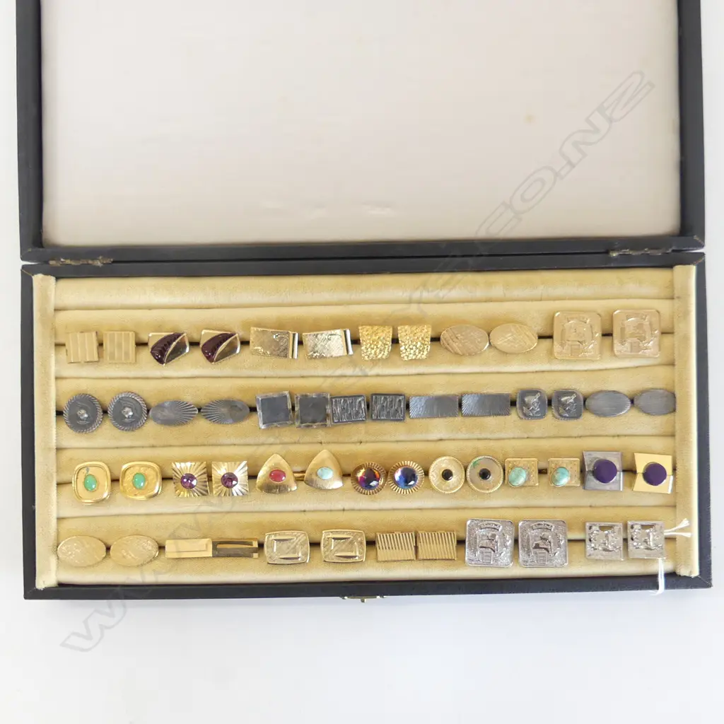 LGE BOX 26 RETRO PAIRS OF CUFFLINKS: GOLD PLATE & WHITE METAL  Image 1++