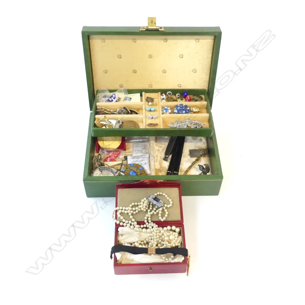 JEWLERY BOX & CONTENTS COSTUME JEWLERY ETC Image 1++