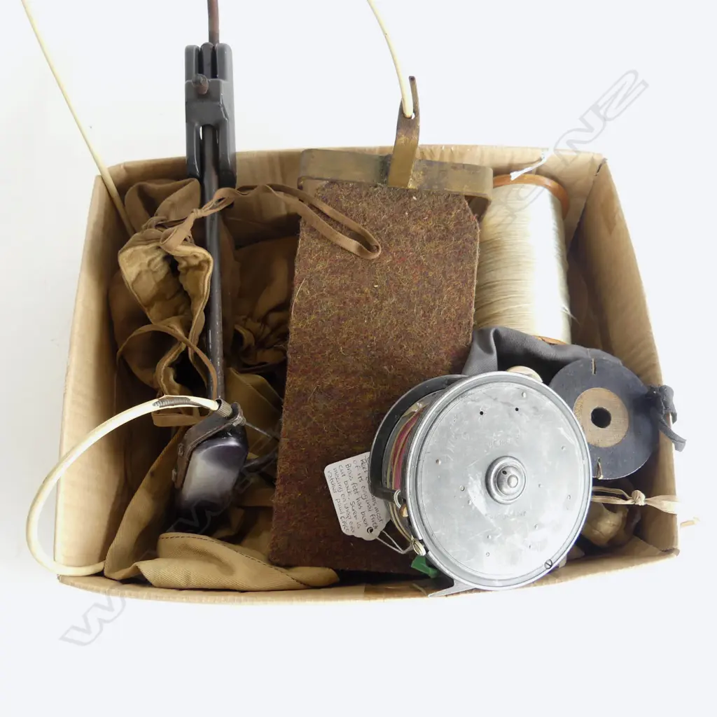 SMALL BOX VINTAGE FRESH WATER FISHING LINES BAGS LINE WINDER PEDAL & HARDY SINEX REEL ALL FAULTS  Image 1++
