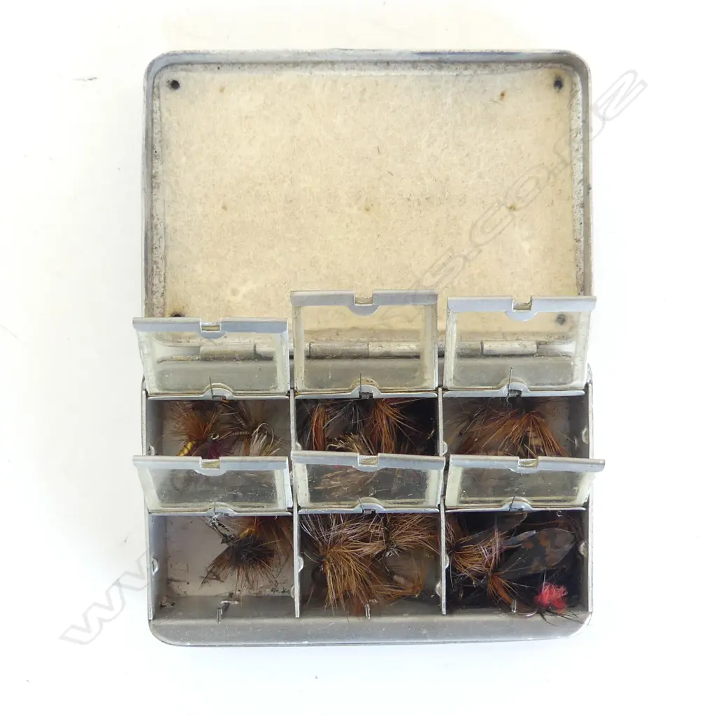 Alan Pye fishing collection: 6 COMPARTMENT FLIP TOP FLY BOX filled with dry & wets. Pocket size c1935 Image 1++
