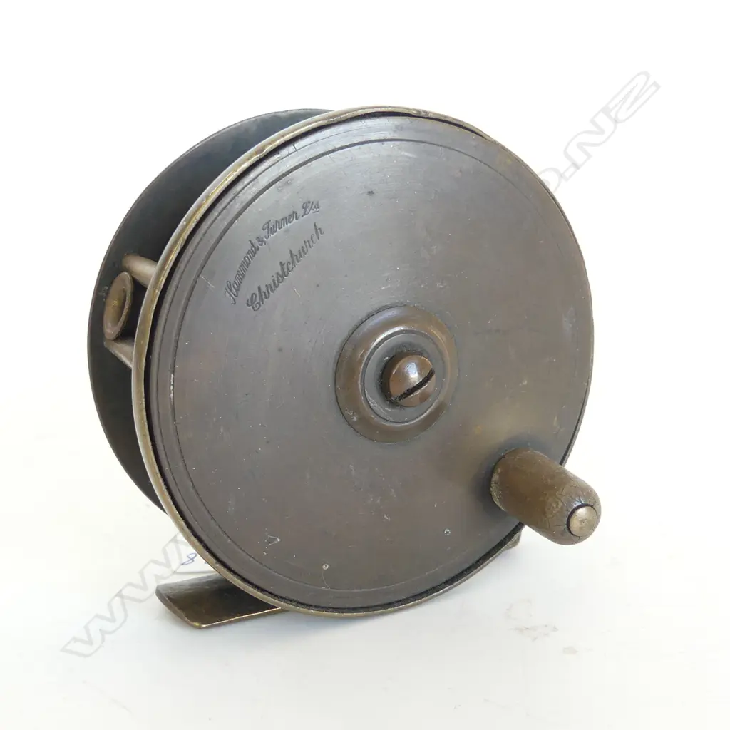 Alan Pye: 3" BRASS PLATE WIND REEL w travelling line guide. Orig. line. Named Hammond & Turner ChCh Image 1++