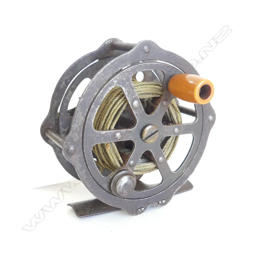 Alan Pye: USA 1⅜" x 1 ⅛ HENDRIX PRESSED & RIVITED BRASS REEL w crank arm & wooden handle Image 1++