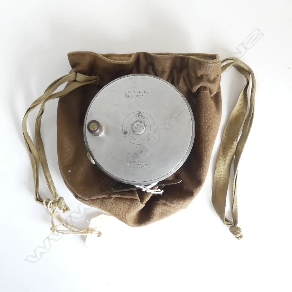 Alan Pye: HARDY'S 3⅞ REEL 'THE PERFECT' with grooved brass foot and composite handle Image 1++