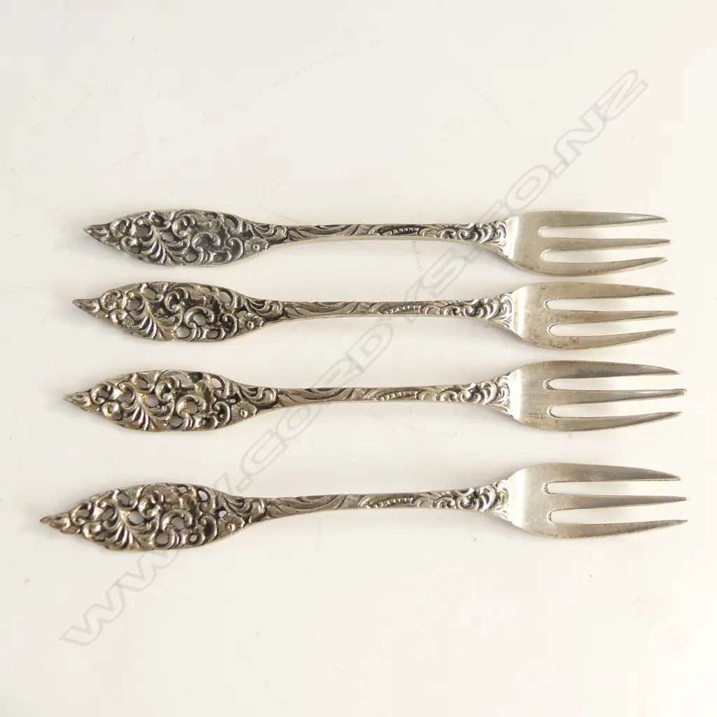 12 800 SILVER DUTCH CAKE FORKS 102gms, BOXED Image 1++